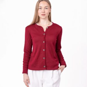 Eine Baumwoll-Chanel-Strickjacke mit eleganten silbernen Knöpfen. Besonderheit der Strickjacke ist die zarte Spitzenverzierung am Verschluss, am unteren Saum und an den Ärmeln, die ihr einen raffinierten Look verleiht. Passt gut zu klassischen Hosen oder in Kombination mit einem Rock mit Schlitz für einen eleganten und abgestimmten Look.