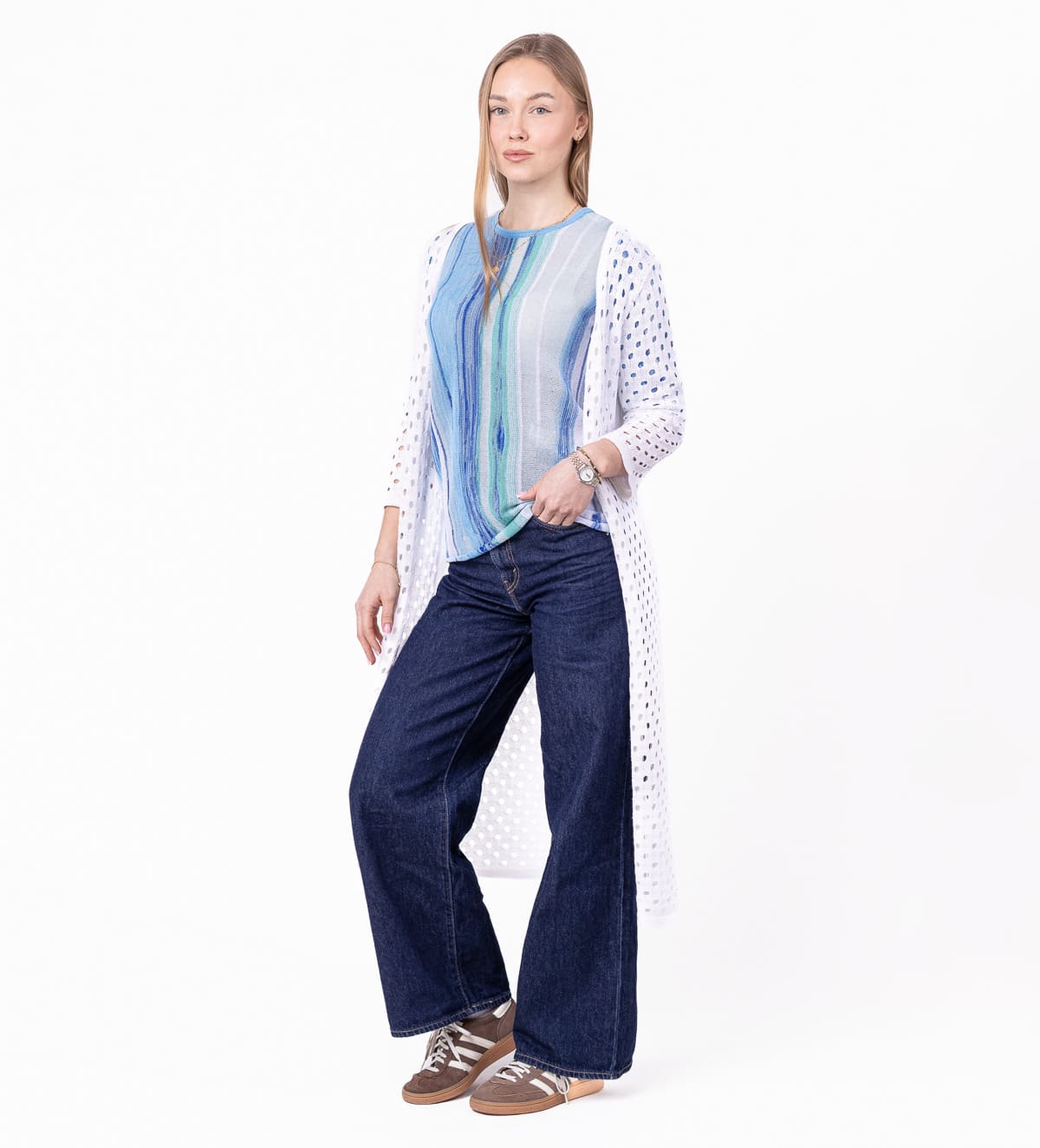 Lahkotna in sodobna dolga jopica, ki s svojo nežno mrežasto strukturo doda videzu svežino in eleganco. Odprt kroj brez zapenjanja lepo pade ob telesu, podaljšana linija pa ustvari ženstven in sproščen videz.