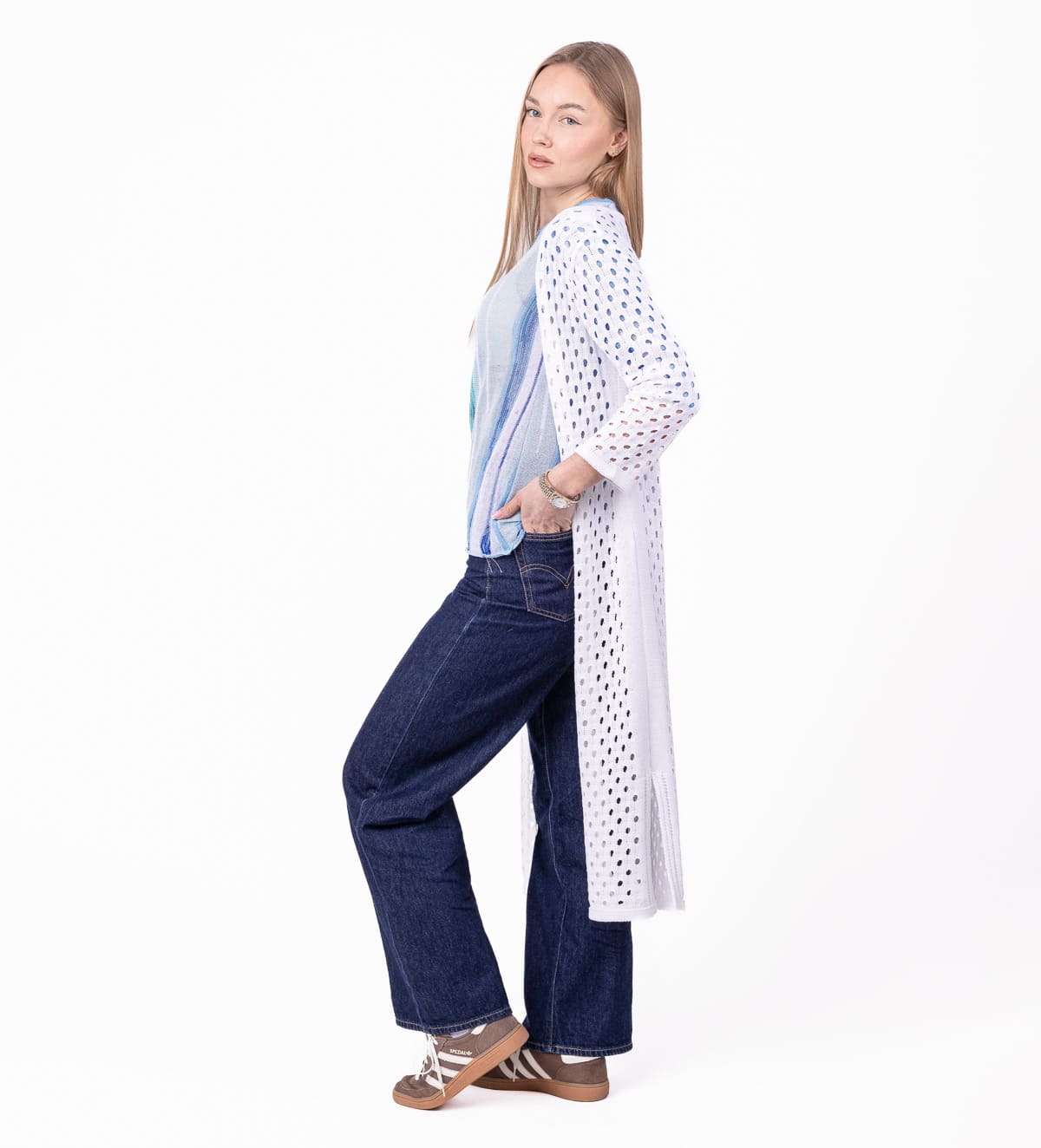 Lahkotna in sodobna dolga jopica, ki s svojo nežno mrežasto strukturo doda videzu svežino in eleganco. Odprt kroj brez zapenjanja lepo pade ob telesu, podaljšana linija pa ustvari ženstven in sproščen videz.