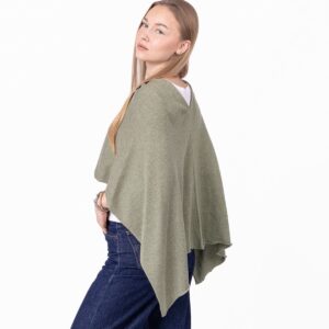 Lahek poletni pončo iz tanke pletenine, ki navduši s svojo zračnostjo in mehkim padanjem. Sproščen kroj lepo objame ramena ter ustvari eleganten, lahkoten videz.