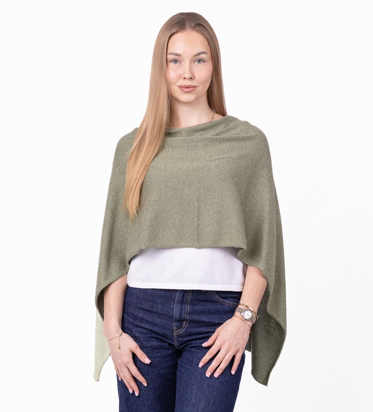 Lahek poletni pončo iz tanke pletenine, ki navduši s svojo zračnostjo in mehkim padanjem. Sproščen kroj lepo objame ramena ter ustvari eleganten, lahkoten videz.