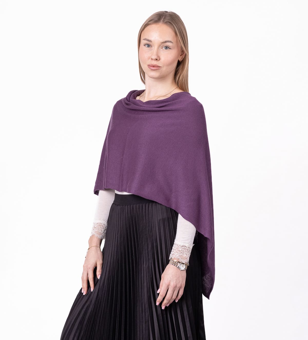 Lahek poletni pončo iz tanke pletenine, ki navduši s svojo zračnostjo in mehkim padanjem. Sproščen kroj lepo objame ramena ter ustvari eleganten, lahkoten videz.