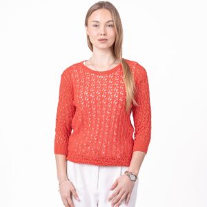 Prozračan pamučni džemper od modernog mrežastog pletiva s okruglim izrezom. Lagana struktura pletiva stvara svjež i opušten izgled, a donji rub džempera završava rebrastim rubom za lijepo pristajanje. Odlično se kombinira s trapericama ili elegantnim hlačama i prikladan je za toplije dane.