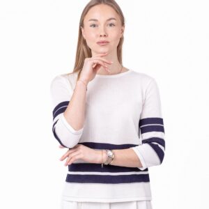 Ein dünner Marine-Pullover mit Streifenmuster und feinem silbernen Glanzfaden, der einen dezenten, eleganten Akzent setzt. Rundhalsausschnitt und Dreiviertelärmel sorgen für einen klassischen, gepflegten Look, der für den Alltag geeignet ist. Passt gut zu Jeans oder klassischen Hosen.