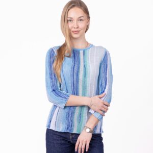 Ein dünner Strickpullover aus mehrfarbigem Garn mit sanftem Farbverlauf und Rundhalsausschnitt. Der leichte und bequeme Schnitt sorgt für angenehmen Tragekomfort und schafft einen frischen, entspannten Look. Er lässt sich hervorragend mit Jeans oder klassischen Hosen kombinieren und eignet sich daher sowohl für den Alltag als auch für gepflegte Outfits.