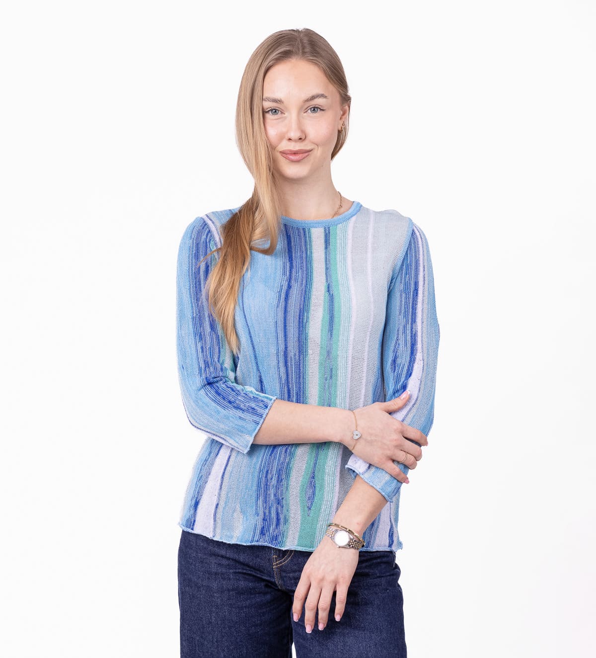 Tanek pleten pulover iz mavrične pletenine z nežnim barvnim prelivanjem in okroglim izrezom. Lahek in udoben kroj omogoča prijetno nošenje ter ustvarja svež, sproščen videz. Odlično se kombinira z jeansom ali s klasičnimi hlačami, zato je primeren za vsakodnevne in urejene kombinacije.