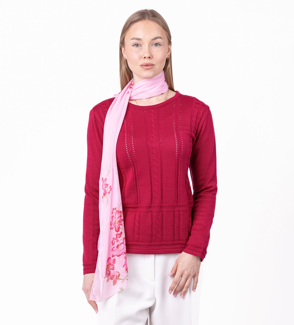 Klasičen pleten pulover z elegantnimi kitkastimi detajli na sprednjem delu, ki ustvarijo prefinjen in ženstven videz.