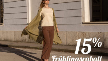 Frau in elegantem Frühlingsoutfit geht die Straße entlang. Pletenine Špenko bietet 15 % Rabatt mit dem Gutscheincode FRUEHLING15. Gültig für Einkäufe über 50 € bis zum 19. April.