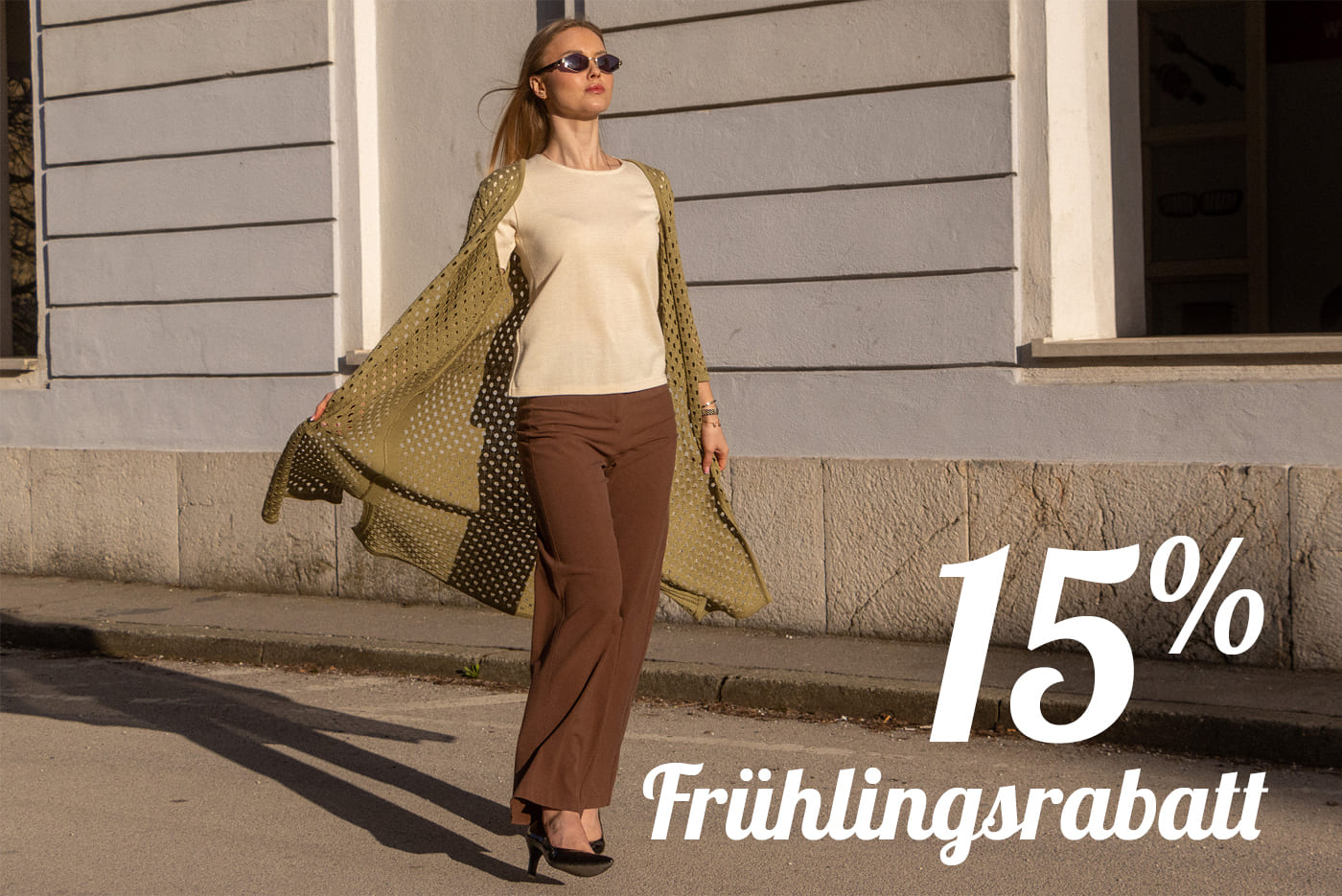 Frau in elegantem Frühlingsoutfit geht die Straße entlang. Pletenine Špenko bietet 15 % Rabatt mit dem Gutscheincode FRUEHLING15. Gültig für Einkäufe über 50 € bis zum 19. April.