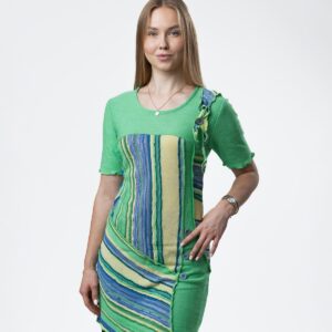 Die Tunika Leonora ist eine längere Tunika aus farbenfroher Strickoptik, die durch die durchdachte Kombination mit einfarbiger Strickware und einem dekorativen Knopf einen gepflegten, femininen Look erhält. Die kurzen Ärmel machen sie angenehm für wärmere Tage, während der längere Schnitt verschiedenen Figuren schön schmeichelt. 