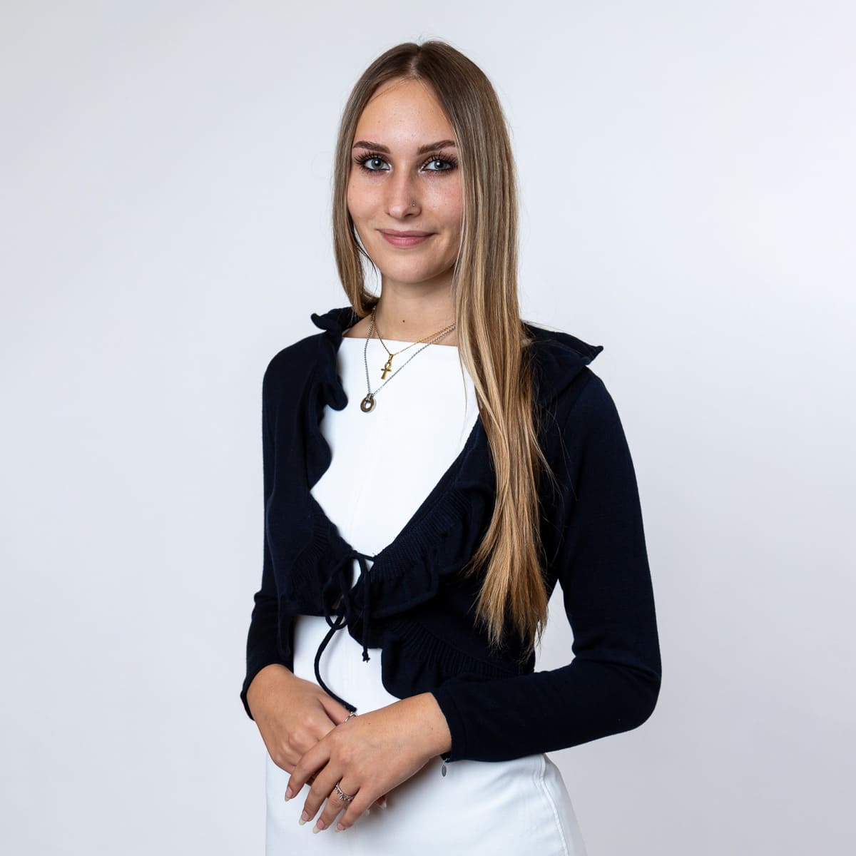 Kratek in lahek bombažni bolero Adele, ki je čudovit dodatek k oblekam. Spredaj se zaveže s trakcem, nežni volančki pa mu dodajo ženstven in romantičen videz.
