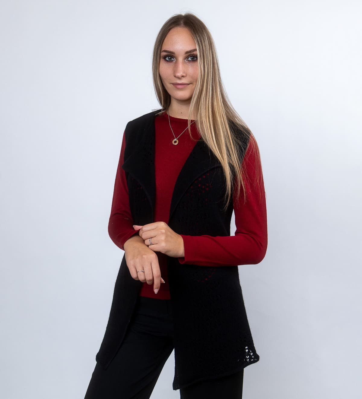 Ženska volnena jopica Tiffany je izdelana iz melirane pletenine in jo krasijo nežne dekorativne luknjice na sprednjem delu in spodnjem robu.