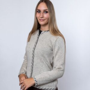 Ženska volnena jopica Eleni je izdelana iz 100 % melirane volne, ki združuje kakovost in prijeten občutek pri nošenju. Pletenine Špenko.