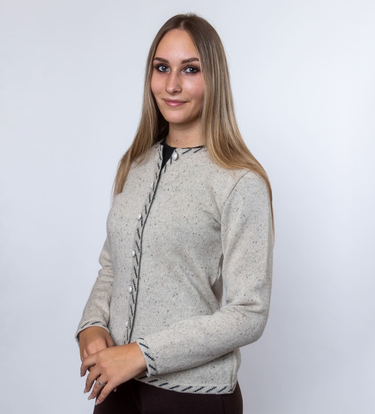 Ženska volnena jopica Eleni je izdelana iz 100 % melirane volne, ki združuje kakovost in prijeten občutek pri nošenju. Pletenine Špenko.