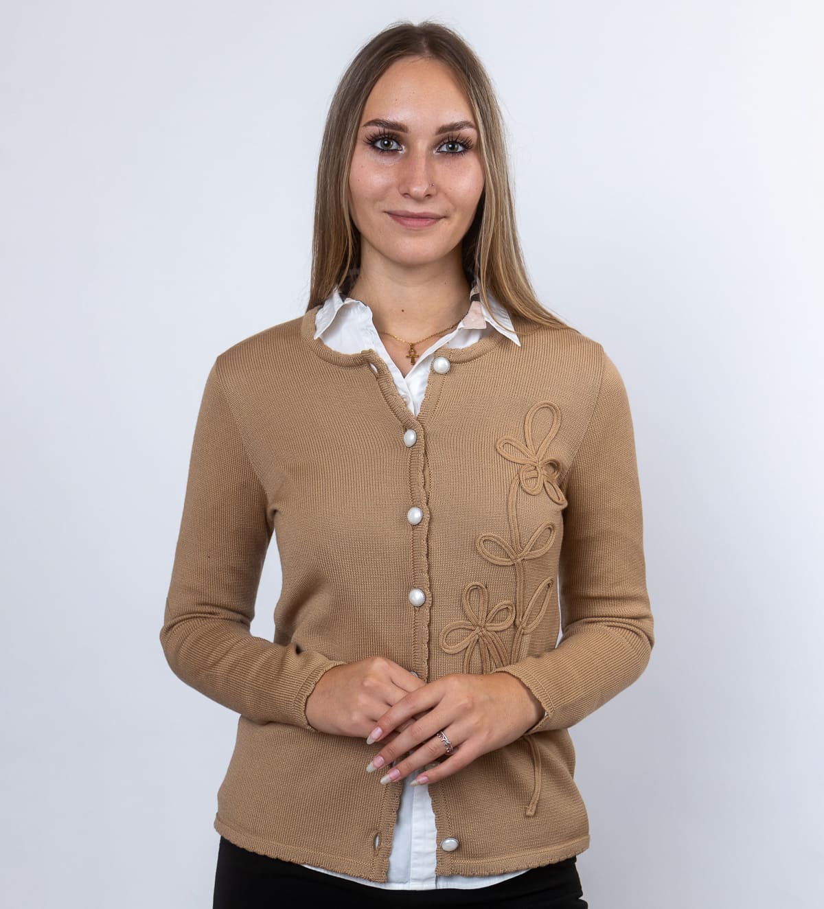 Die Damen-Wollstrickjacke Chanel Atena ist aus 100 % weicher Wolle gefertigt, die nicht kratzt und daher angenehm und bequem zu tragen ist.