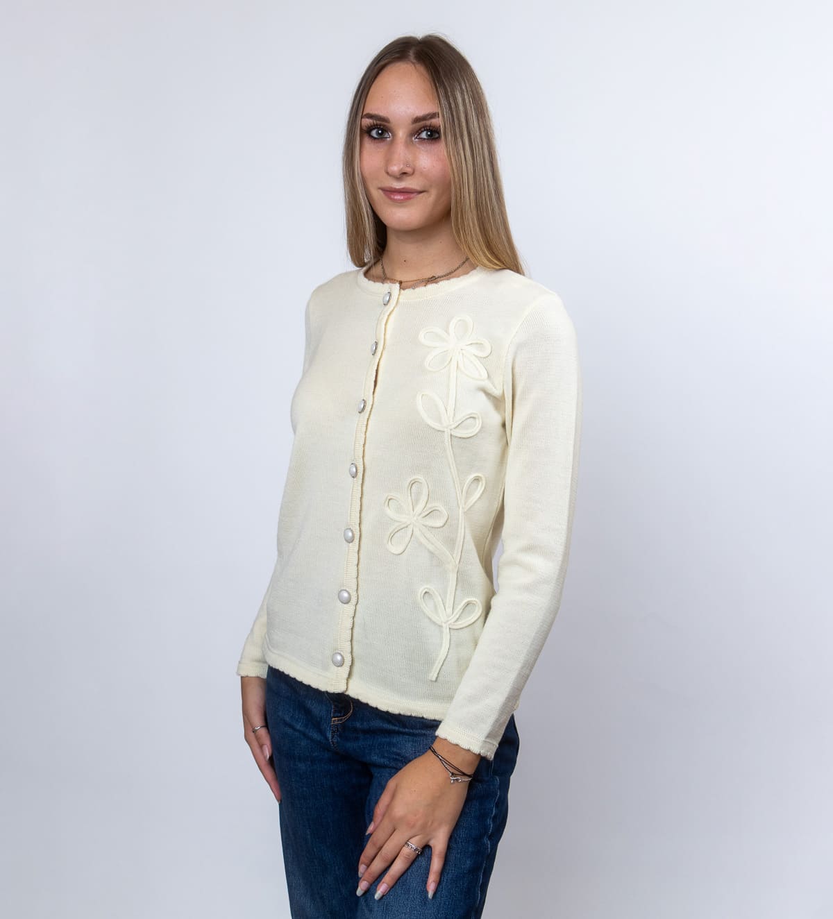 Die Damen-Wollstrickjacke Chanel Atena ist aus 100 % weicher Wolle gefertigt, die nicht kratzt und daher angenehm und bequem zu tragen ist.