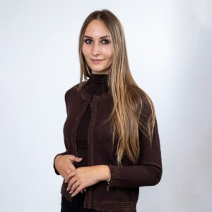 Ženska pletena jopica Talia je elegantna in lahkotna izbira za urejen videz. Tanka volnena pletenina je ob robovih okrašena z bleščečimi nitkami, ki jopici dodajo čudovit lesk.