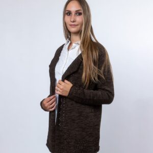 Elegantna vunena vesta Tiffany od meliranog pletiva s nježnim rupičastim detaljima na prednjem dijelu i donjem rubu. Poseban uzorak daje joj ženstven i profinjen izgled.