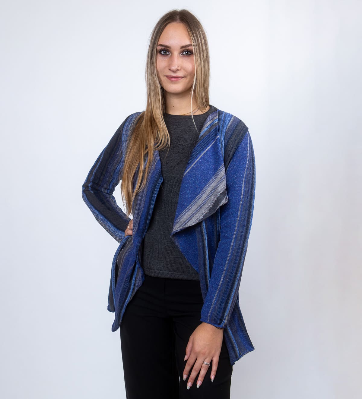 Ženska pletena jopica Tina navdušuje z barvito mavrično pletenino in elegantnim videzom. Jopica je brez zapenjanja, zato jo lahko preprosto kombinirate z različnimi kosi.