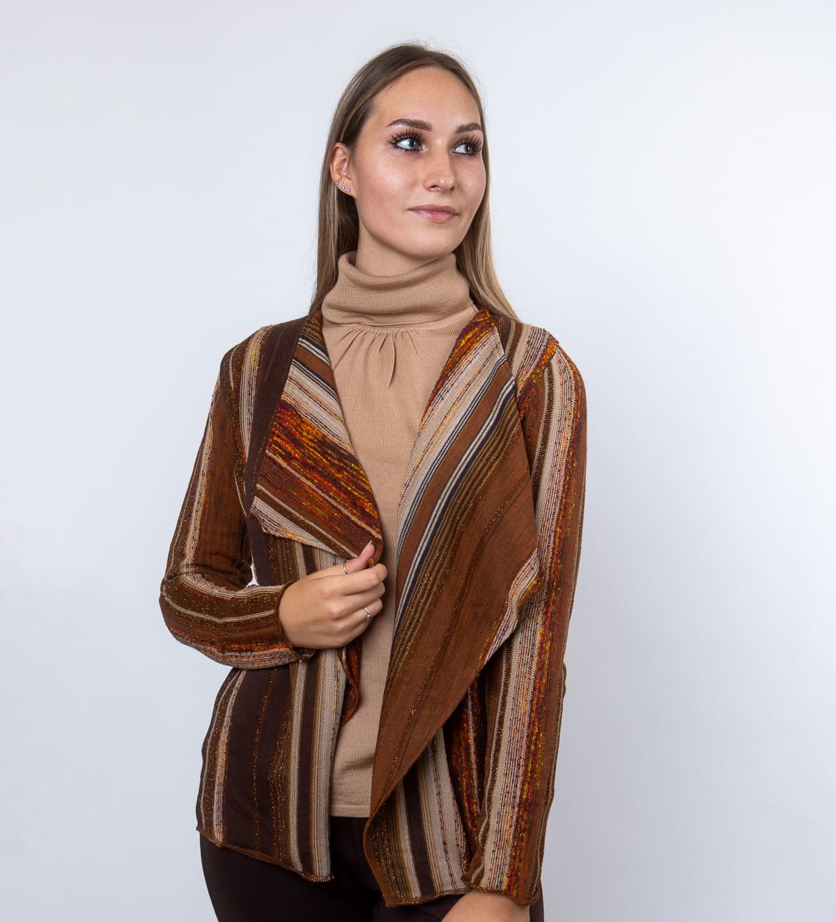 Ženska pletena jopica Tina navdušuje z barvito mavrično pletenino in elegantnim videzom. Jopica je brez zapenjanja, zato jo lahko preprosto kombinirate z različnimi kosi.