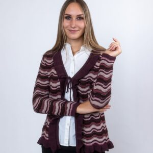 Ženska jopica Trisa navdušuje z valovitim črtastim vzorcem, ki ji daje ženstven in eleganten videz. Poseben poudarek predstavljajo volančki, ki dodajo igriv in prefinjen detajl.