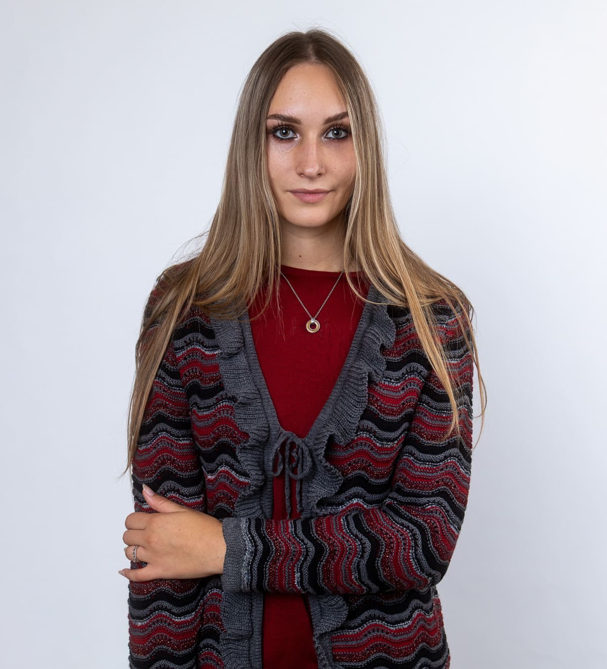 Ženska jopica Trisa navdušuje z valovitim črtastim vzorcem, ki ji daje ženstven in eleganten videz. Poseben poudarek predstavljajo volančki, ki dodajo igriv in prefinjen detajl.