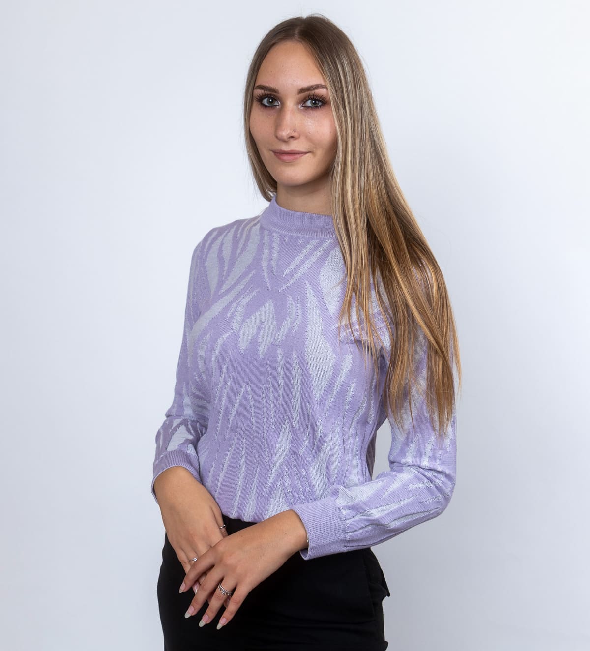Ženski volneni polpuli Safira navdušuje z elegantnim reliefnim vzorcem iz dvobarvne pletenine, ki mu daje poseben in moderen videz.