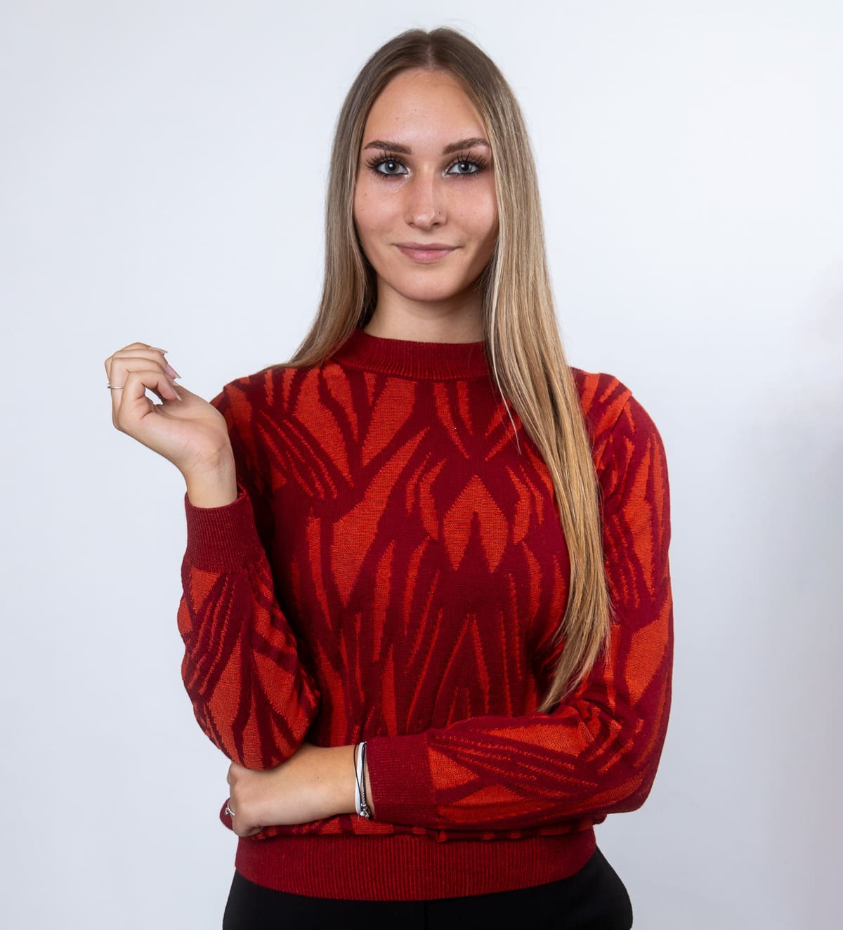 Ženski volneni polpuli Safira navdušuje z elegantnim reliefnim vzorcem iz dvobarvne pletenine, ki mu daje poseben in moderen videz.