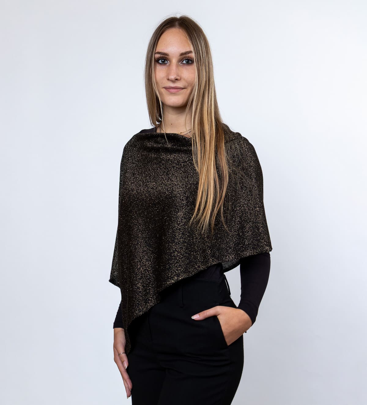 Ženski pončo Talia je lahek in eleganten kos iz tanke pletenine, ki ga popestrijo nežne svetleče nitke. Subtilen sijaj mu daje prefinjen in ženstven videz.