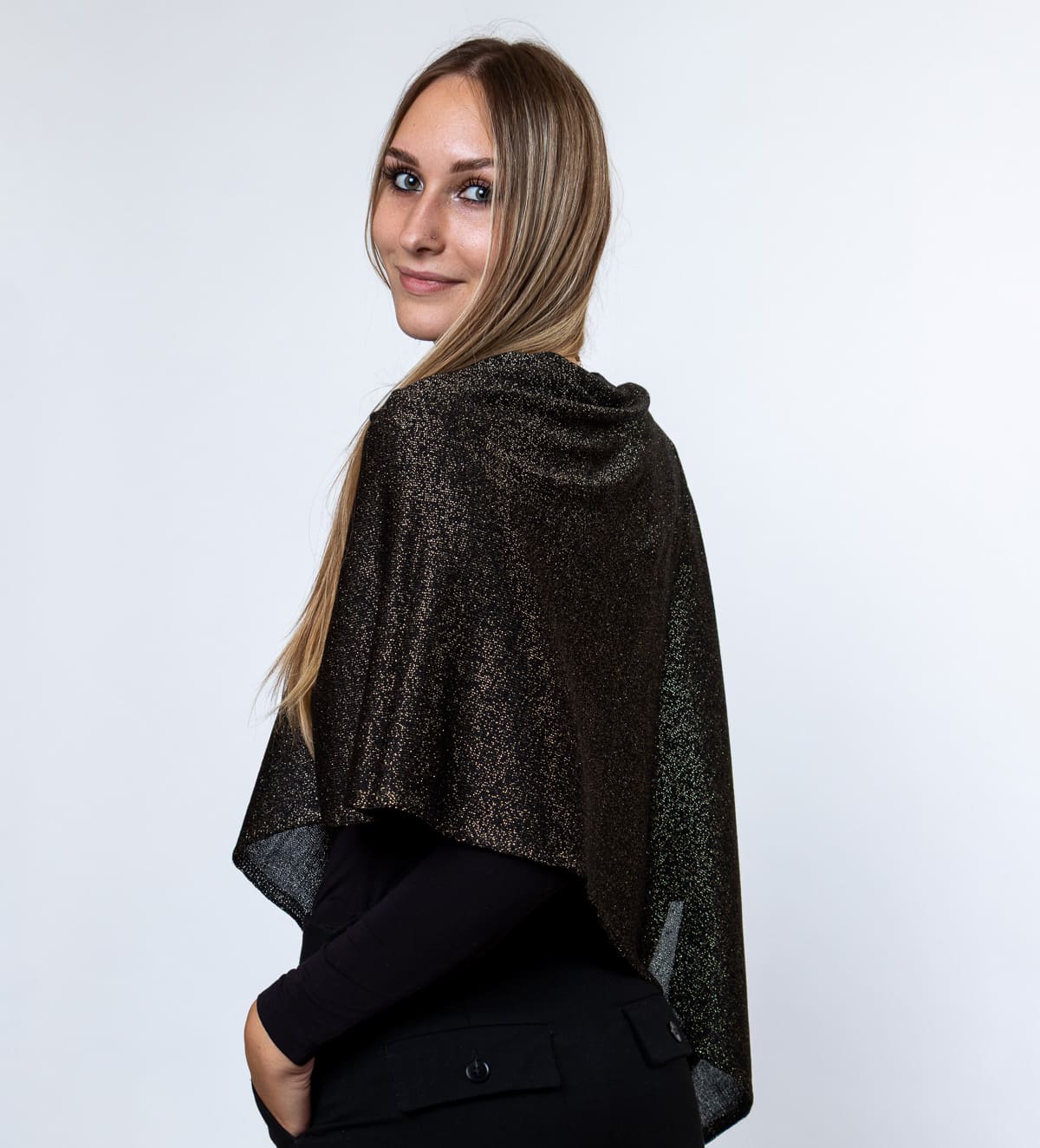 Ženski pončo Talia je lahek in eleganten kos iz tanke pletenine, ki ga popestrijo nežne svetleče nitke. Subtilen sijaj mu daje prefinjen in ženstven videz.