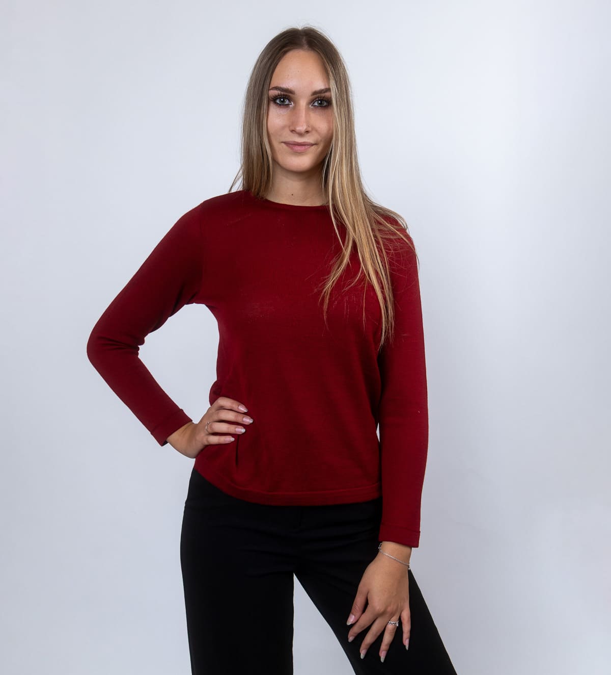 Ženski pulover Jasminka je klasičen in brezčasen kos iz gladke pletenine. Poseben reliefni vzorec na prsnem delu mu doda eleganten in prepoznaven videz.
