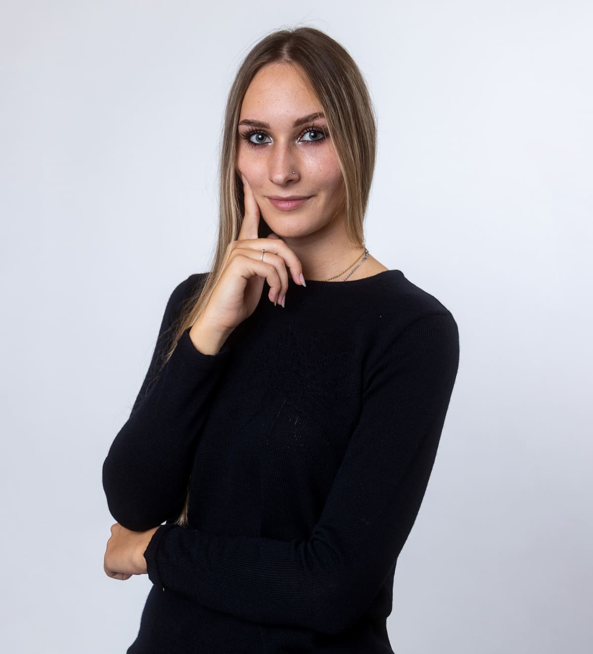 Ženski pulover Jasminka je klasičen in brezčasen kos iz gladke pletenine. Poseben reliefni vzorec na prsnem delu mu doda eleganten in prepoznaven videz.