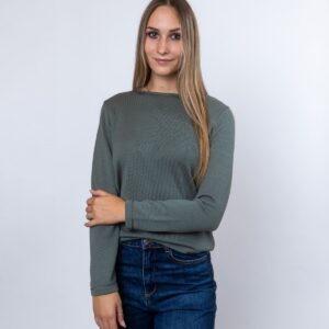 Ženski pulover Jasminka je klasičen in brezčasen kos iz gladke pletenine. Poseben reliefni vzorec na prsnem delu mu doda eleganten in prepoznaven videz.