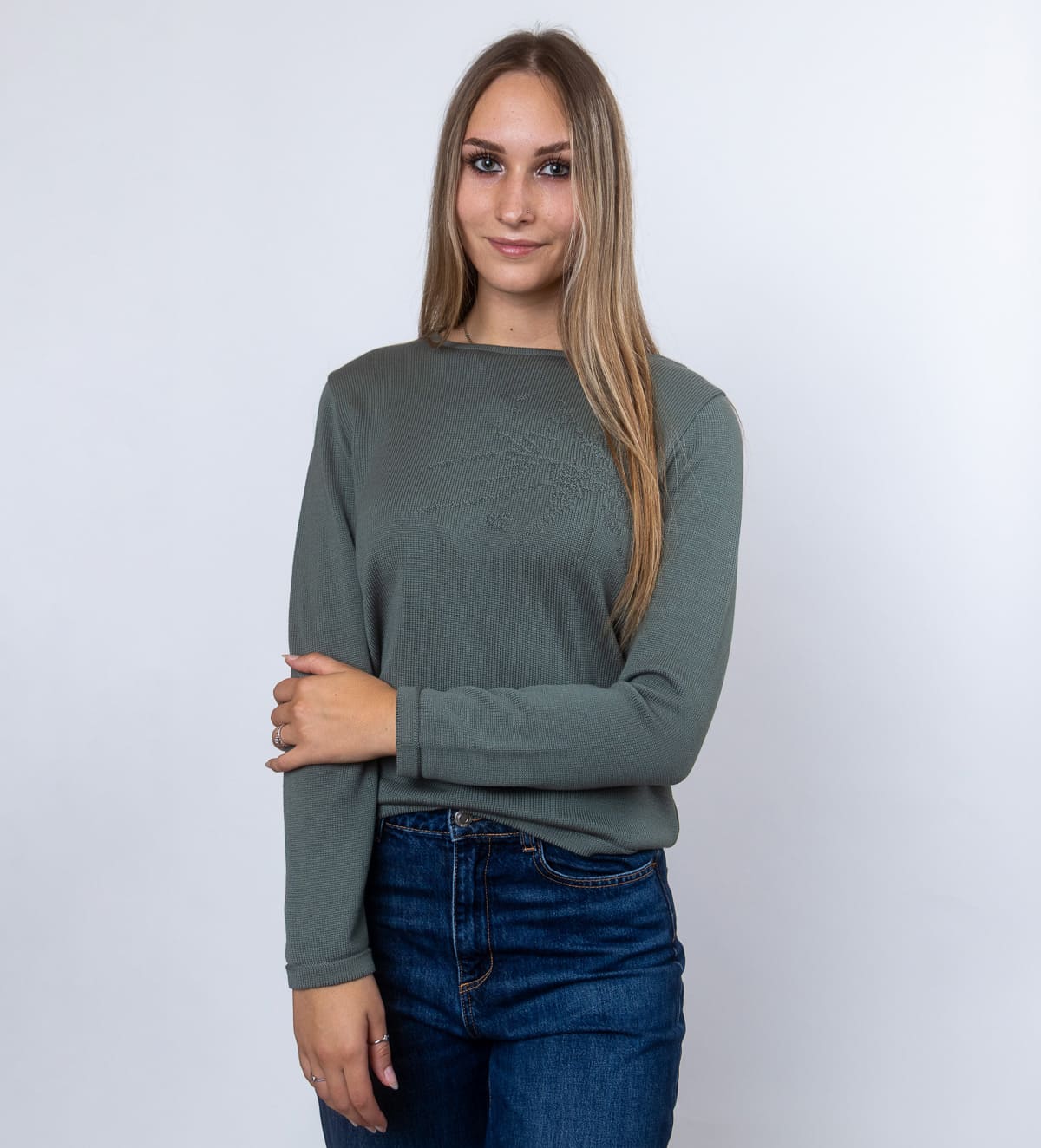Ženski pulover Jasminka je klasičen in brezčasen kos iz gladke pletenine. Poseben reliefni vzorec na prsnem delu mu doda eleganten in prepoznaven videz.